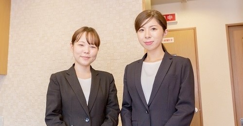 受付は制服でお迎え